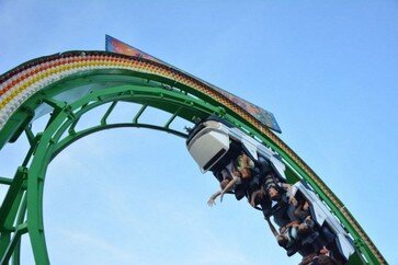 Montanha Russa com Looping - Yupie! Park